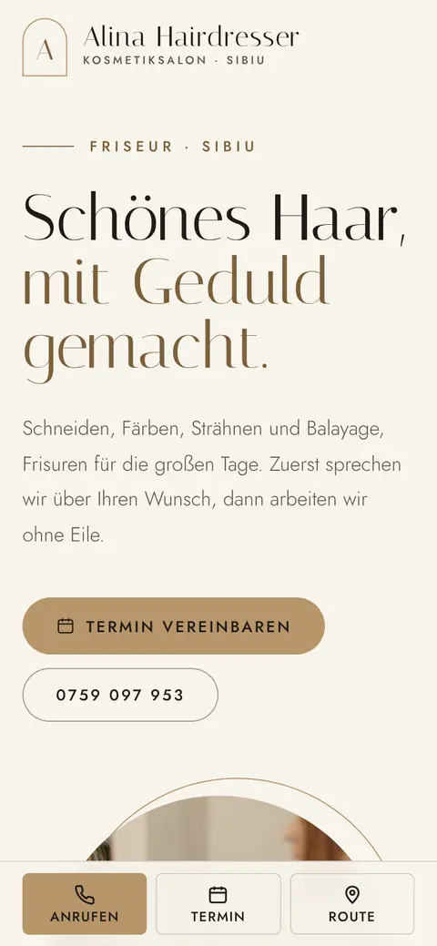 Alina Hairdresser auf dem Handy